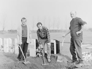 Funeral of Alderman Denis O’Dwyer KSG, showing foreman grave digger and two young assistants at Eastbrookend Cemetery, Dagenham, 1971