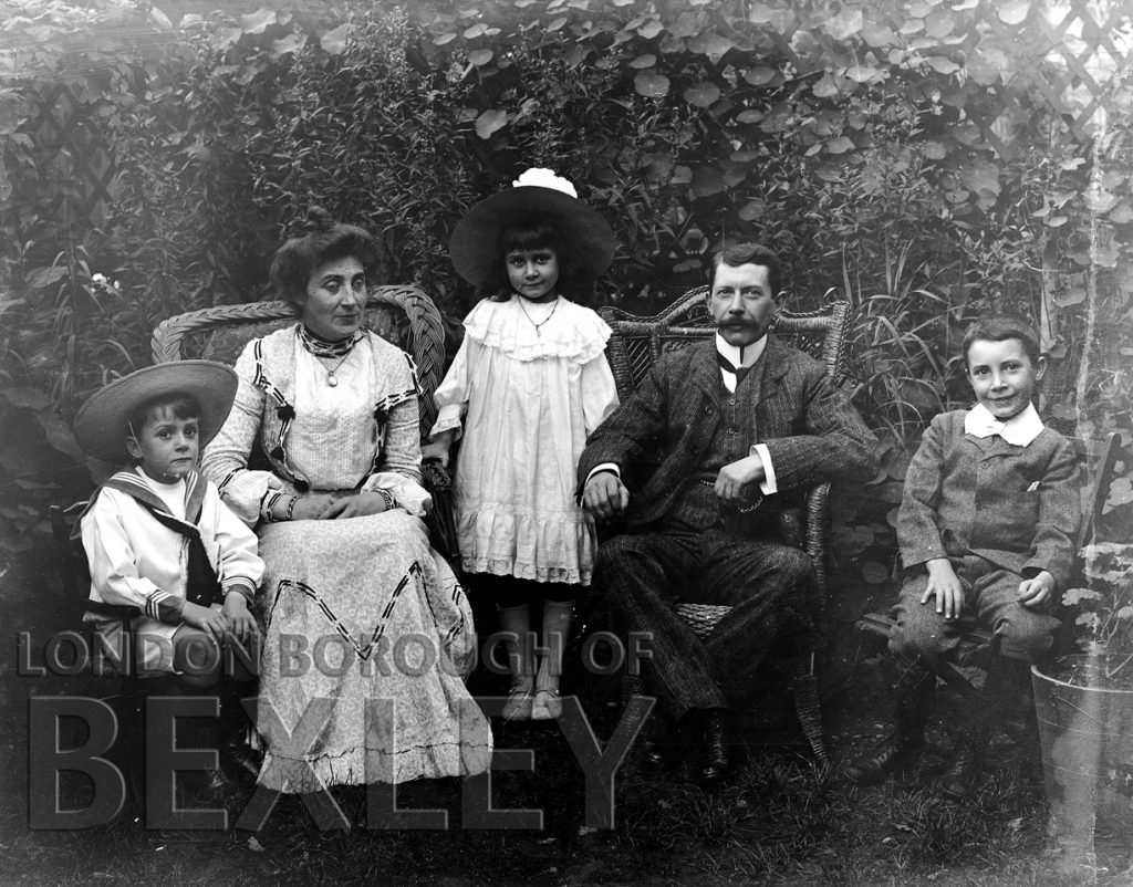 DEW141 Family Portrait c.1900 - Bexley Borough PhotosBexley Borough Photos