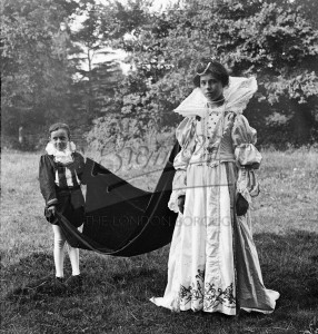 Pageant at Chislehurst – Queen Elizabeth I and Page, 1908