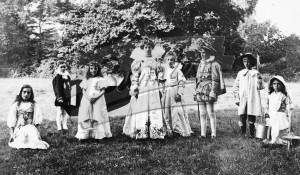 Pageant at Chislehurst – Queen Elizabeth I, Sir Thomas and six attendents, 1908
