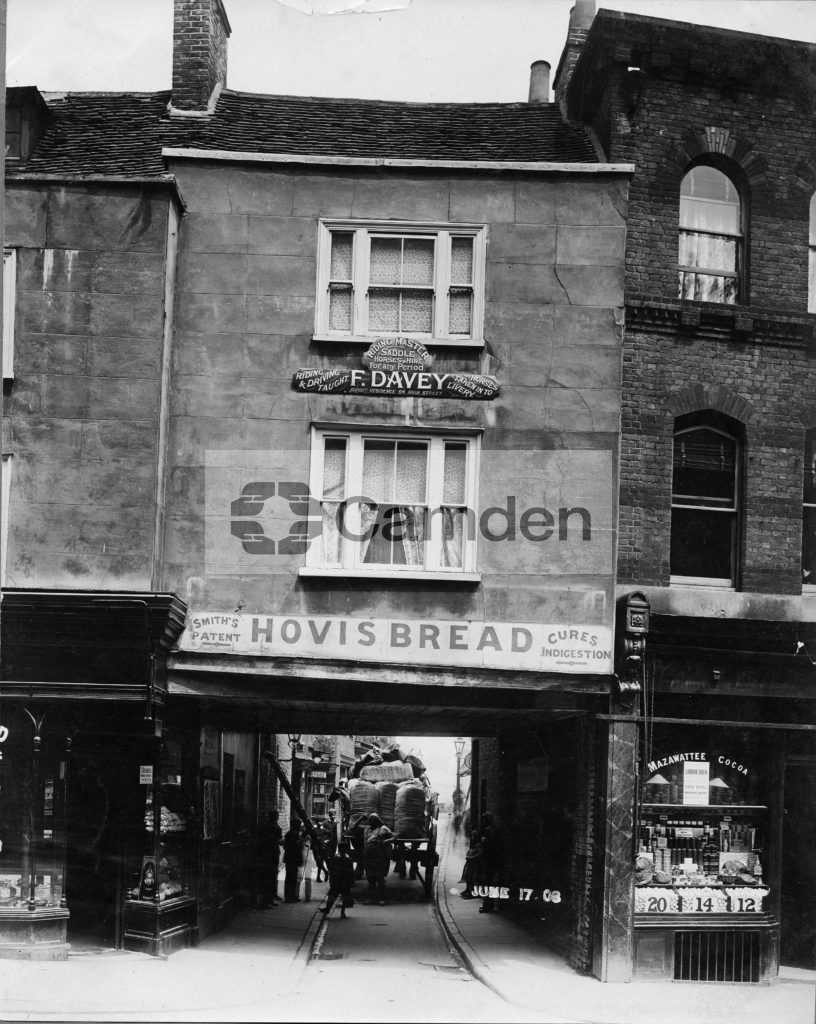 No 43 High Street, Hampstead: covered entrance to Flask Walk