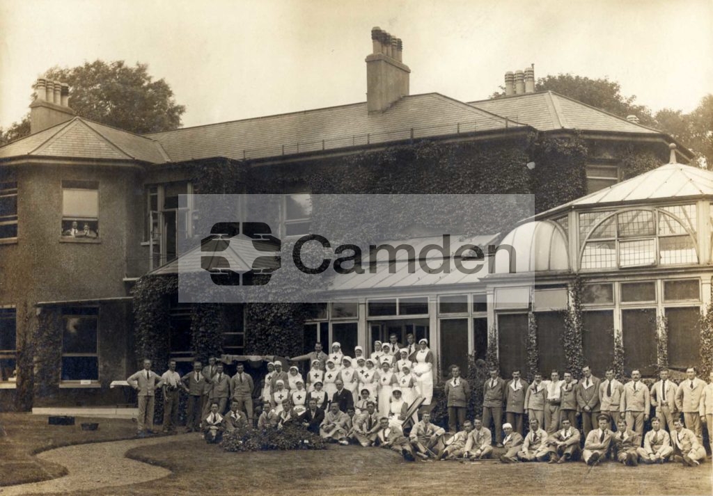 Patients and nurses outside Rosslyn Lodge Auxiliary Military Hospital