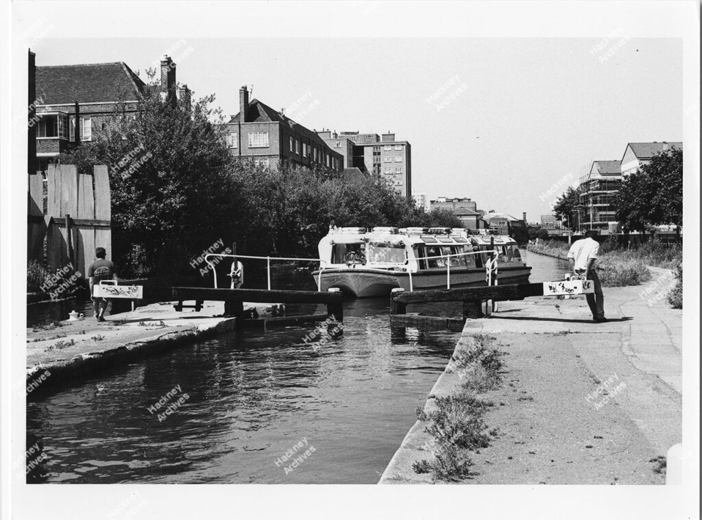 Regent’s Canal lock, Hackney. 1987. View east to Cat and Mutton Bridge and west to Cheddington, Linslade and Cosgrove Houses.