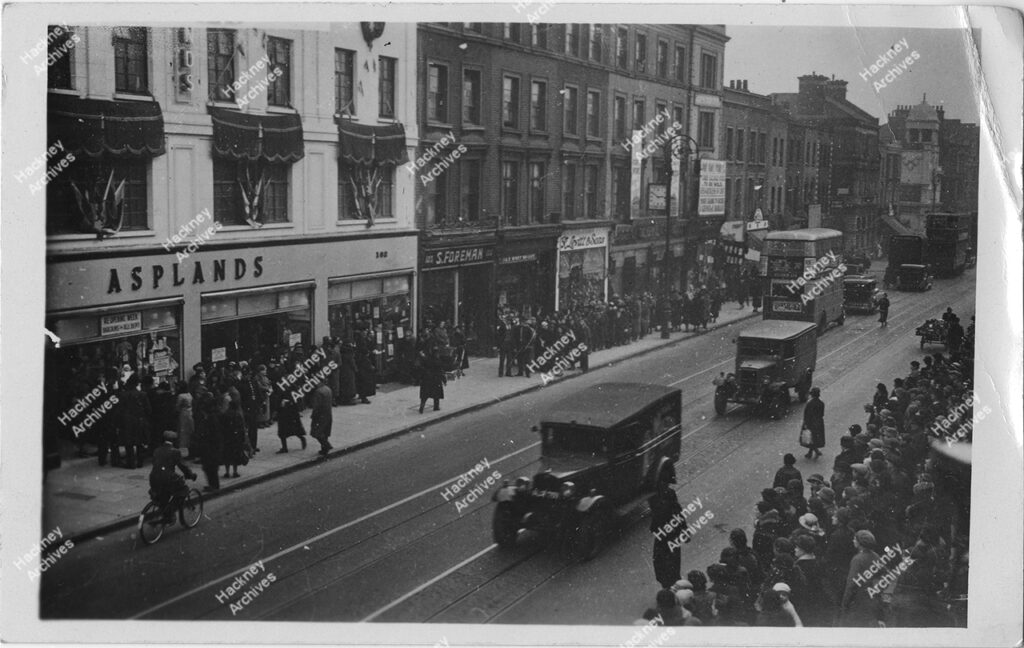 Asplands the drapers, Kingsland High Street, Hackney, c.1933.