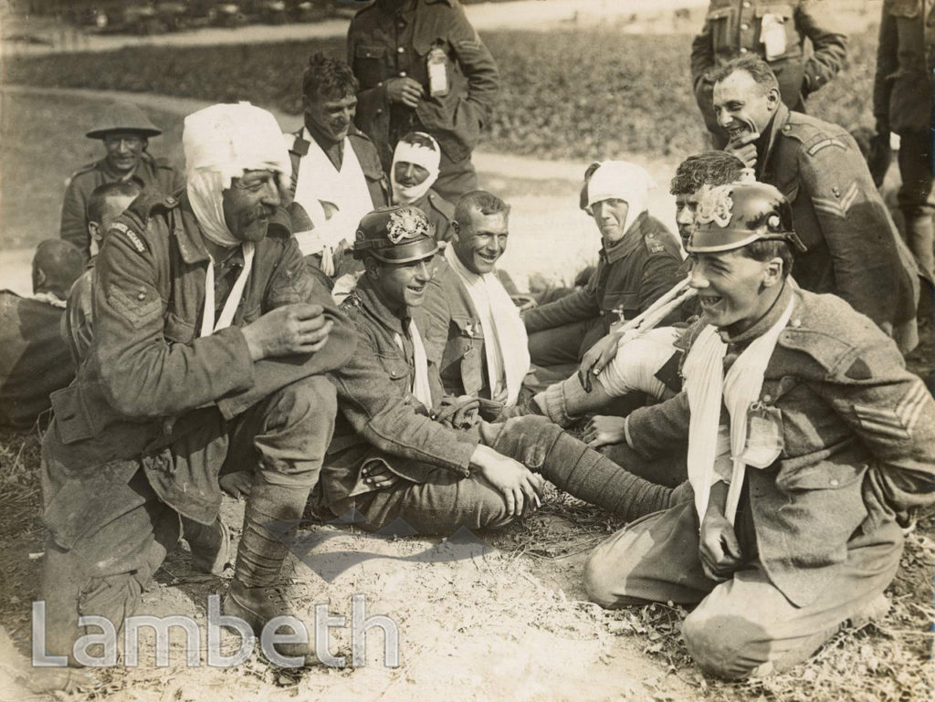OFFICIAL WWI PHOTO: WOUNDED SOLDIERS SHARING A JOKE