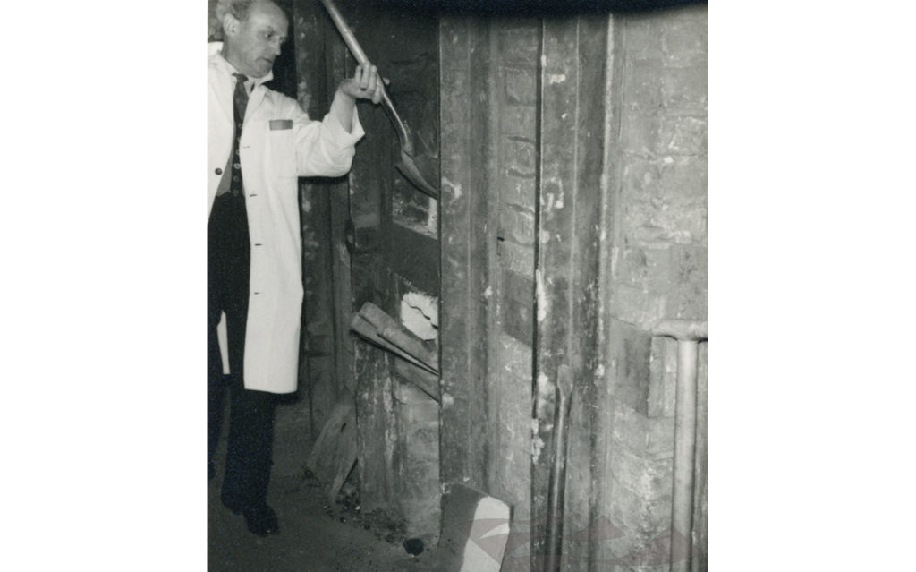 KILN WORKER, DOULTON’S POTTERY, LAMBETH