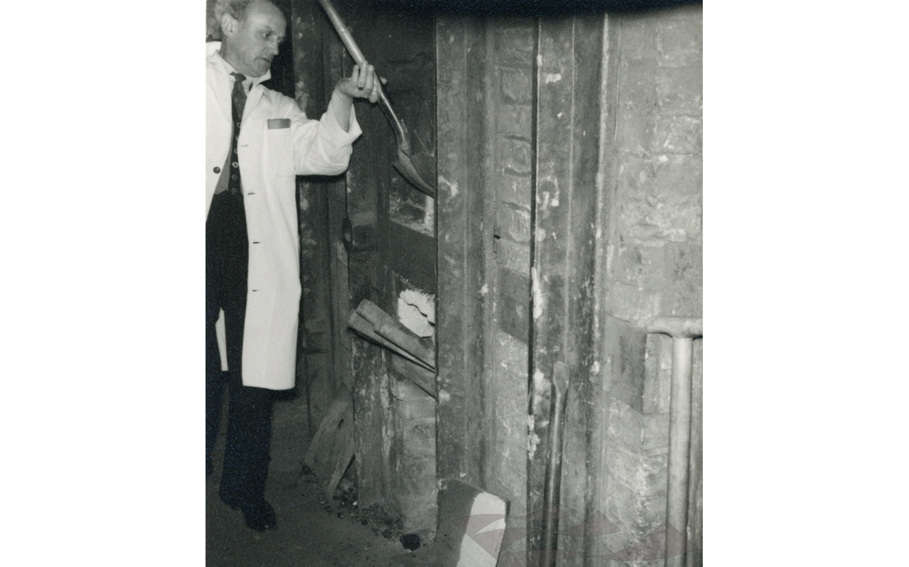 KILN WORKER, DOULTON’S POTTERY, LAMBETH