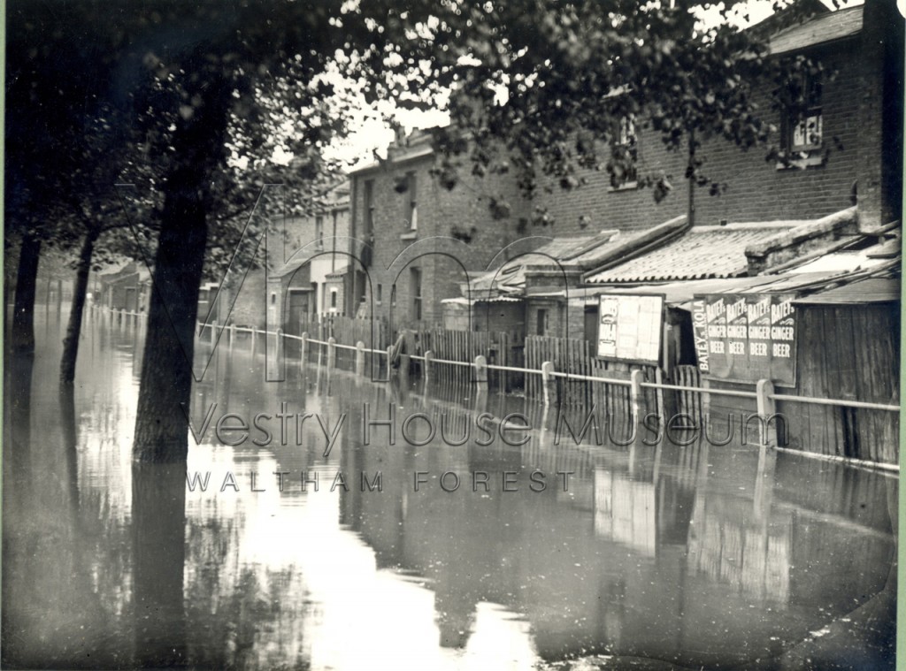 Flooding in Lea Bridge Road 1903