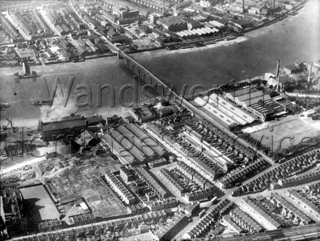 River Thames, Wandsworth Bridge, part of the Gas Works, York Road, junction with Warple Road, Jews Row and Eltringham Street  –  C1925